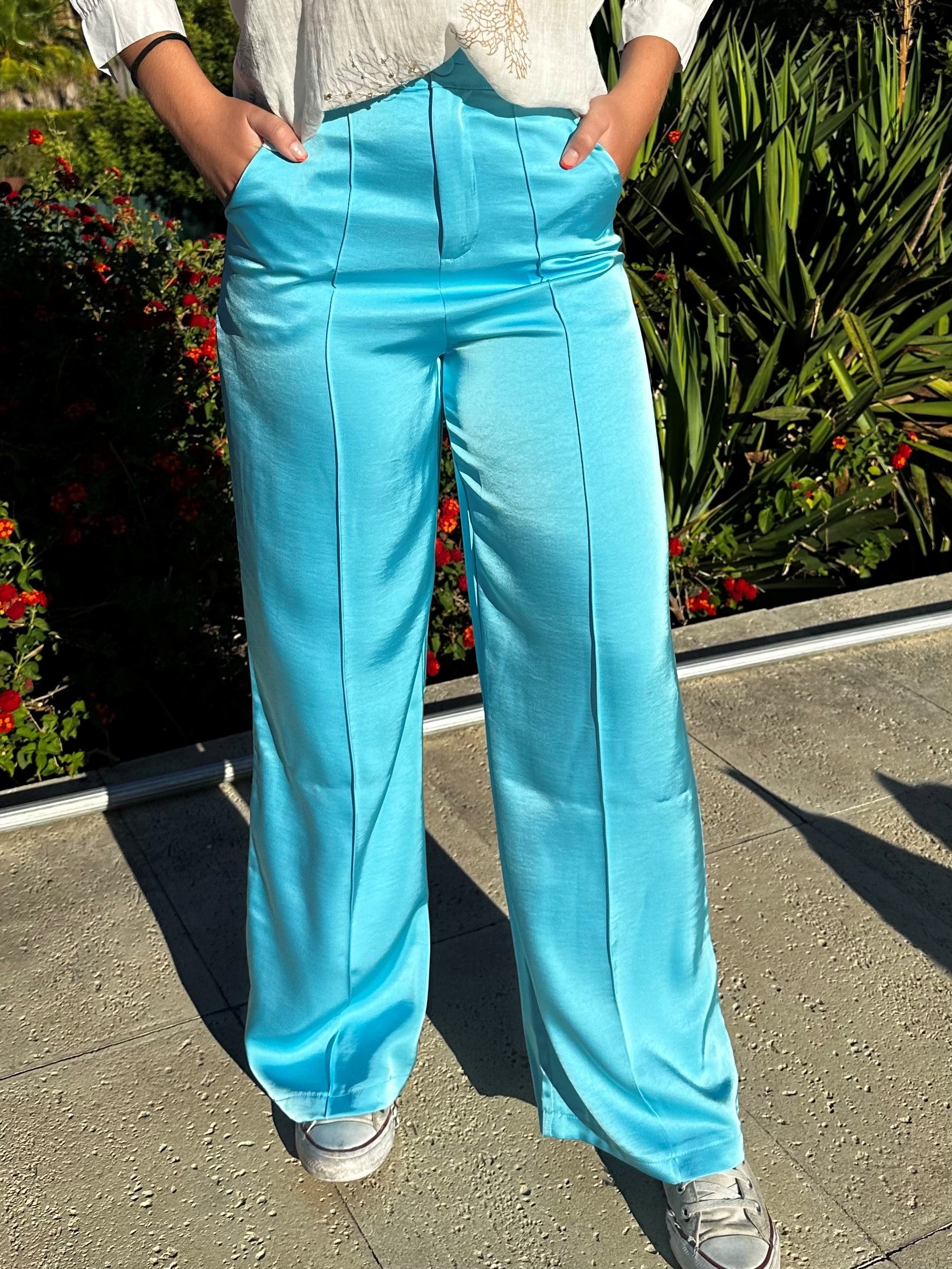 Calças Acetinadas em cor azul turcquesa, da marca Elli White e apresentadas by Tanzanna.