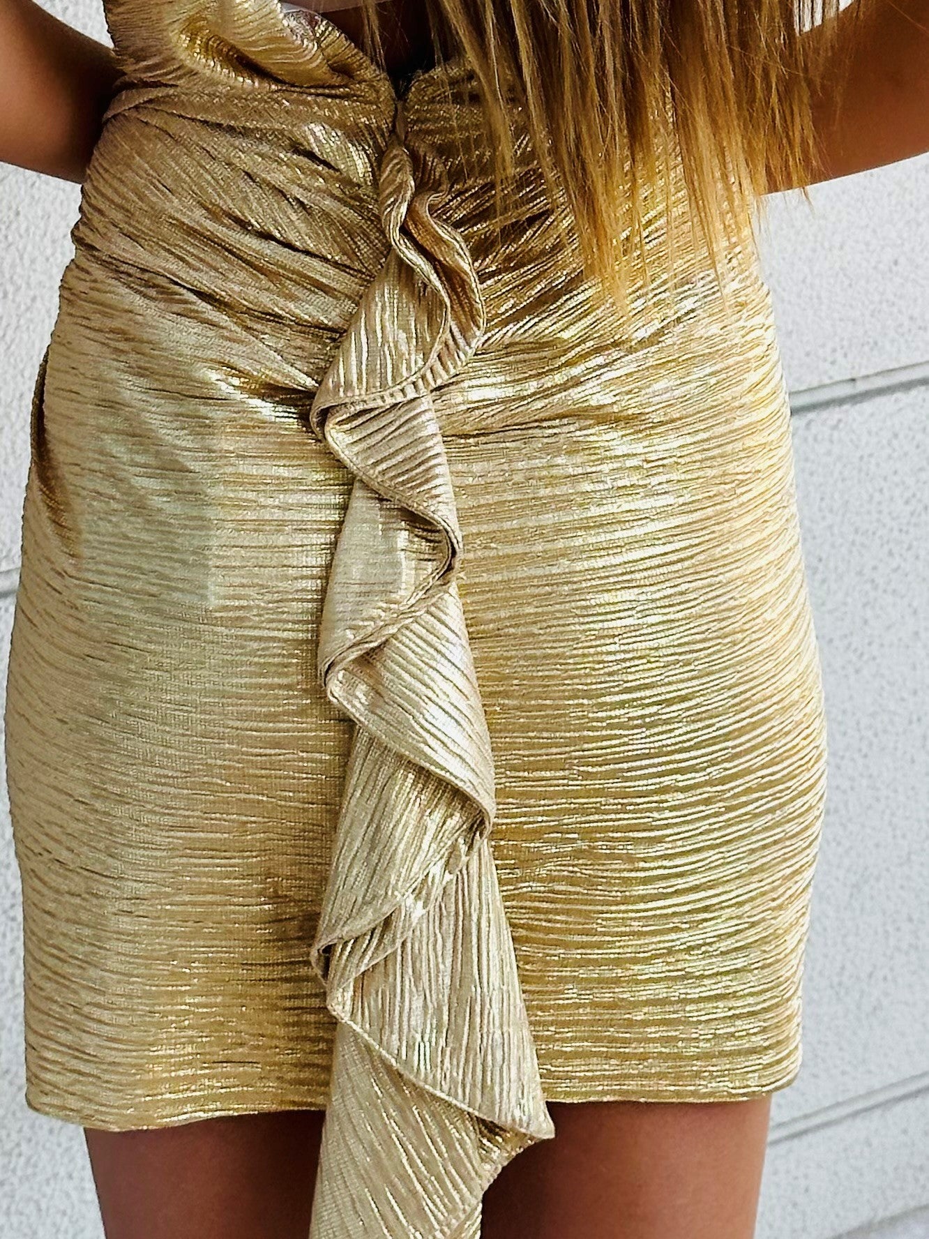 Vestido Curto Dourado Rabo de Peixe com tecido maleável e brilhante, da marca La Madame Nuit e apresentado por Tanzanna pormenor atrás