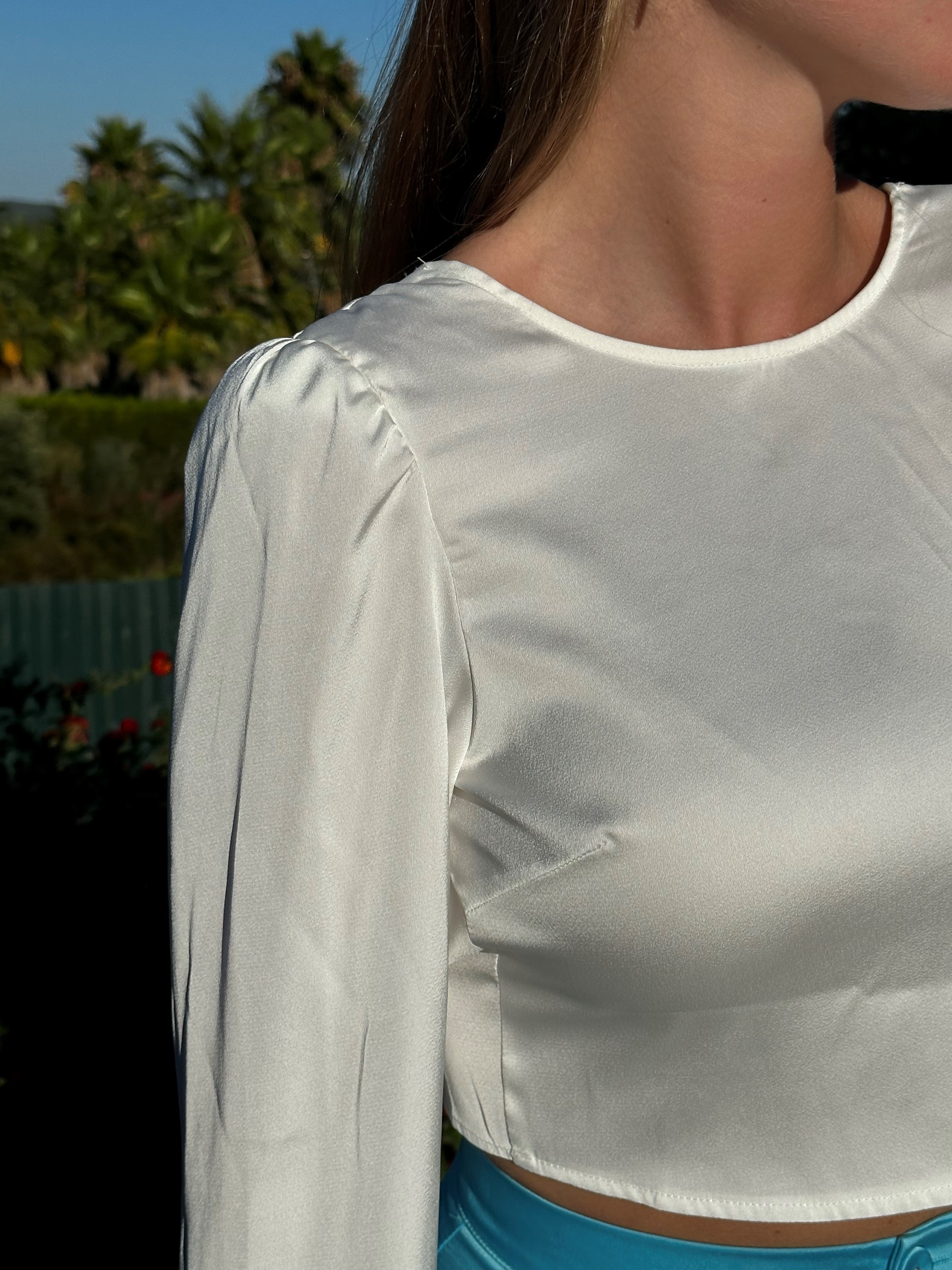 Blusa Curta de Laço atrás e mangas compridas  nas Costas da marca Elli White e apresentada por Tanzanna pormenor