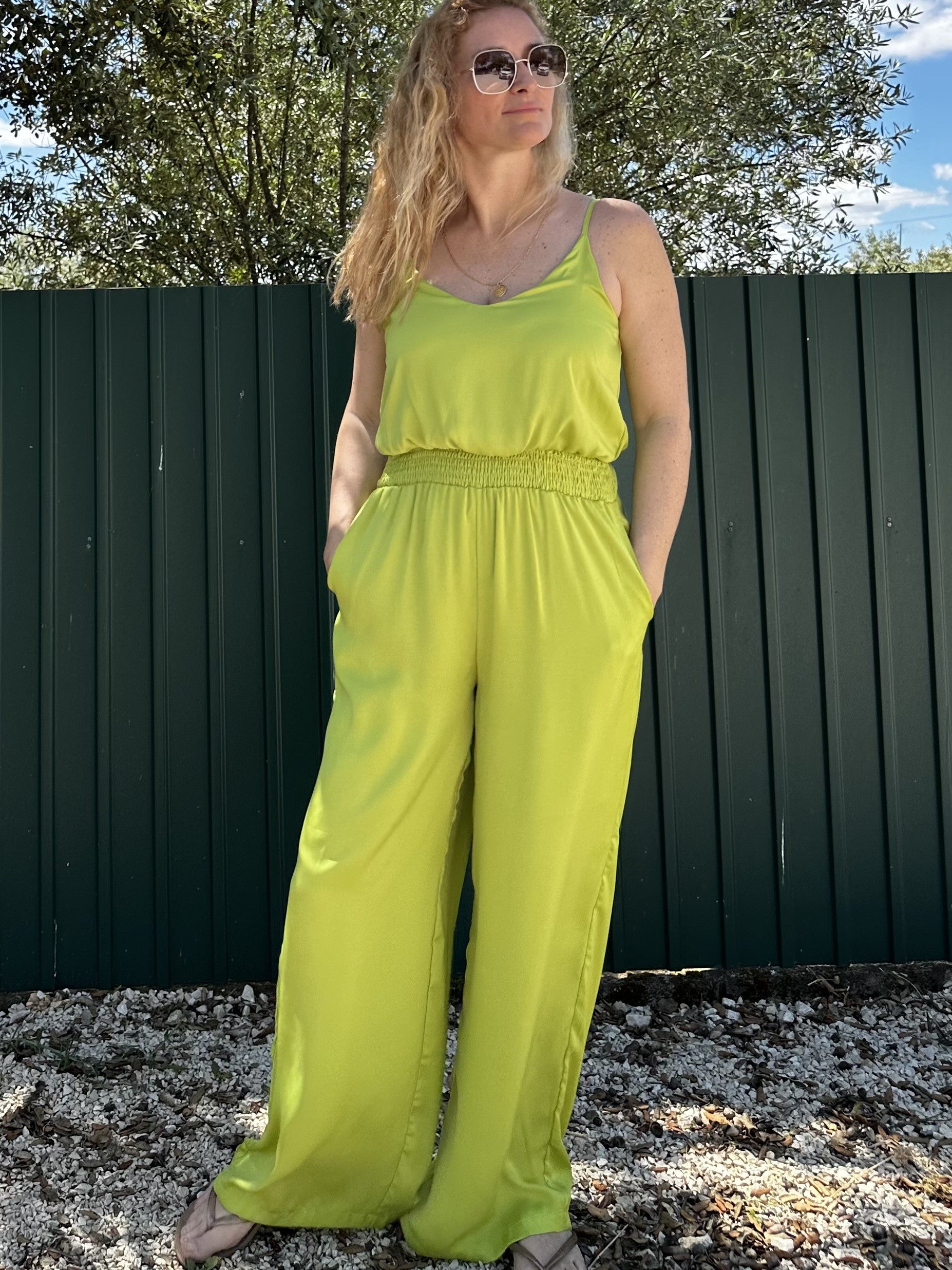 Macacão acetinado com bolsos da marca Elli White  verde