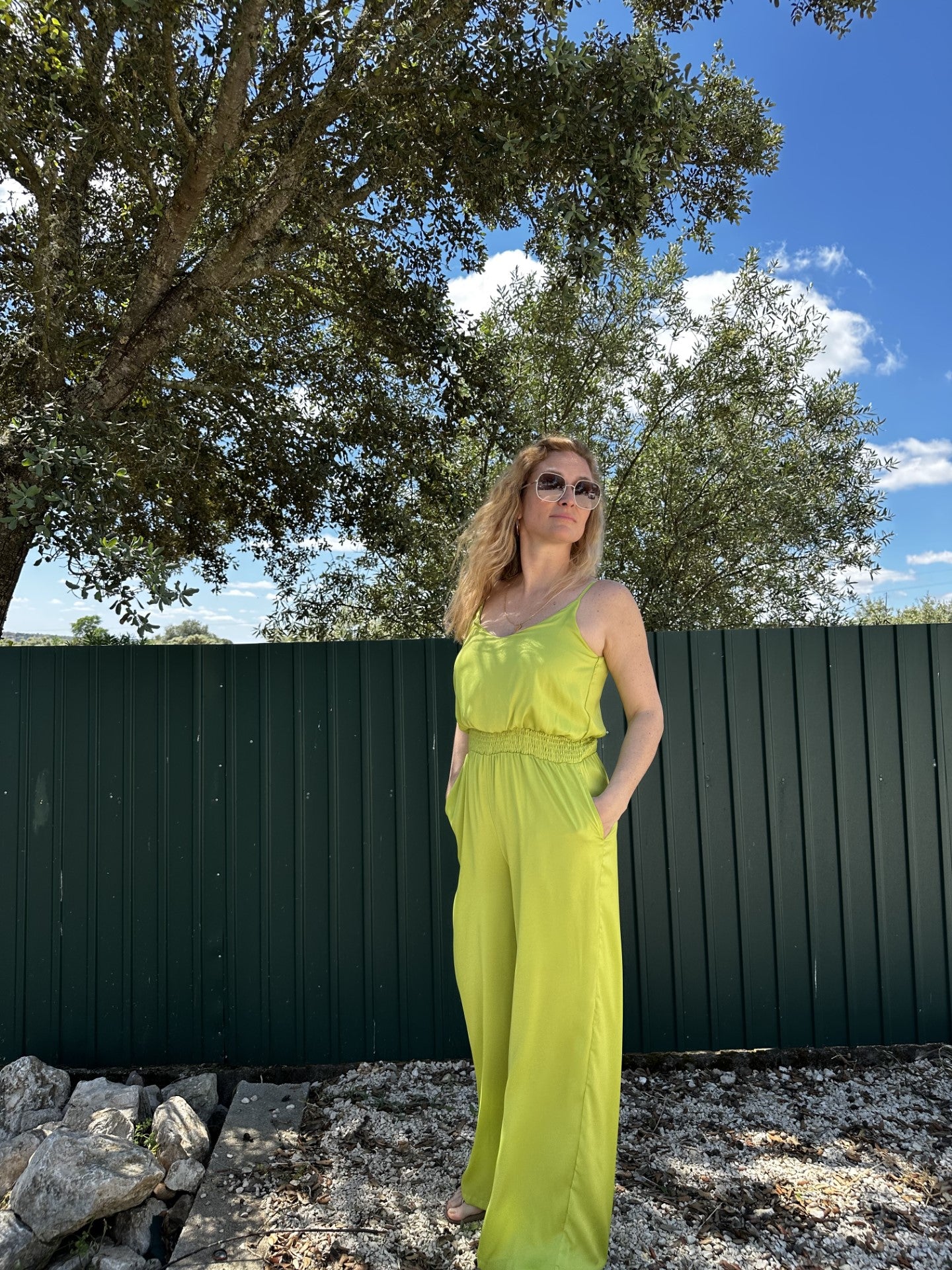 Macacão acetinado com bolsos da marca Elli White  verde alface look total