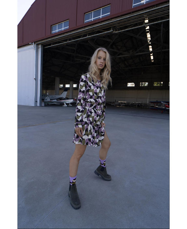 Vestido curto com estampa geométrica de modelagem soltinha, levemente evasê da Marca Karakorum verde militar