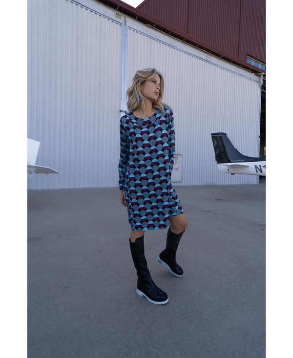 Vestido curto com estampa geométrica de modelagem soltinha, levemente evasê da marca Karakorum