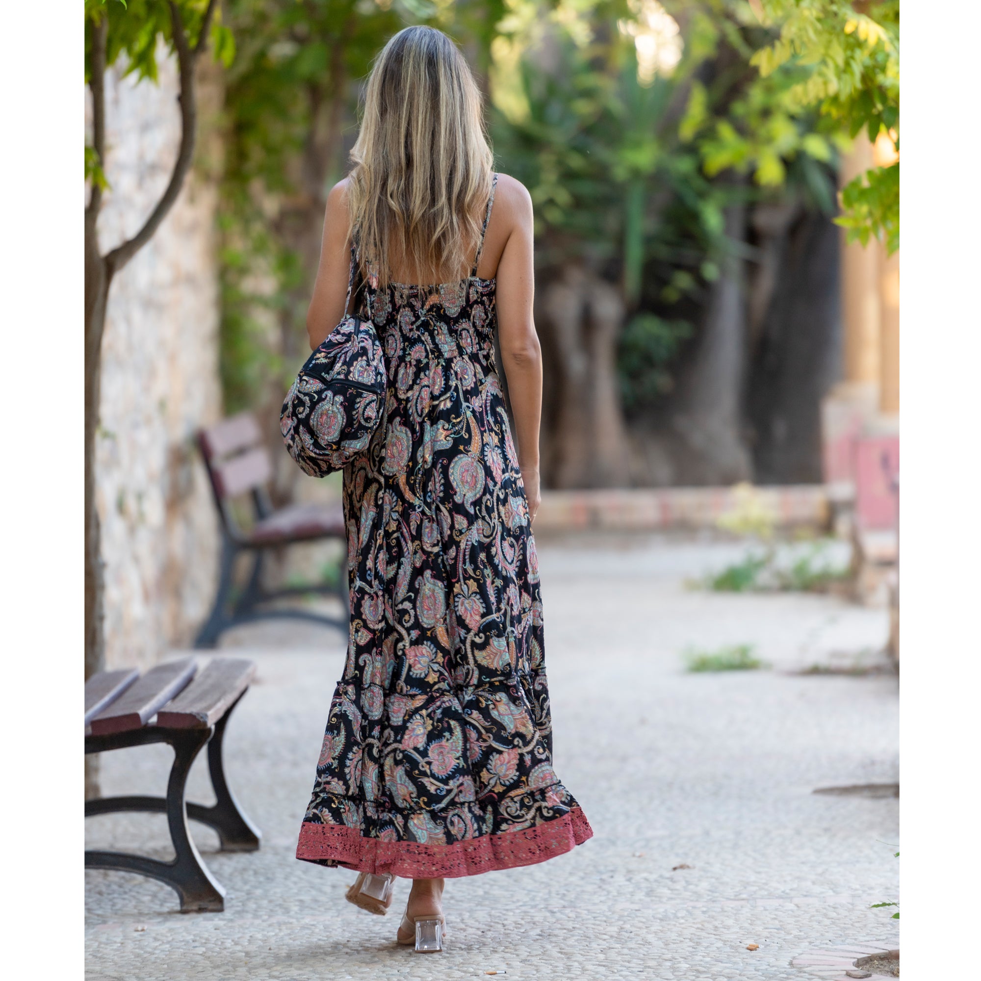 Vestido Comprido Preto Estampado Black Jungle de costas abertas da marca Isla Bonita atrás