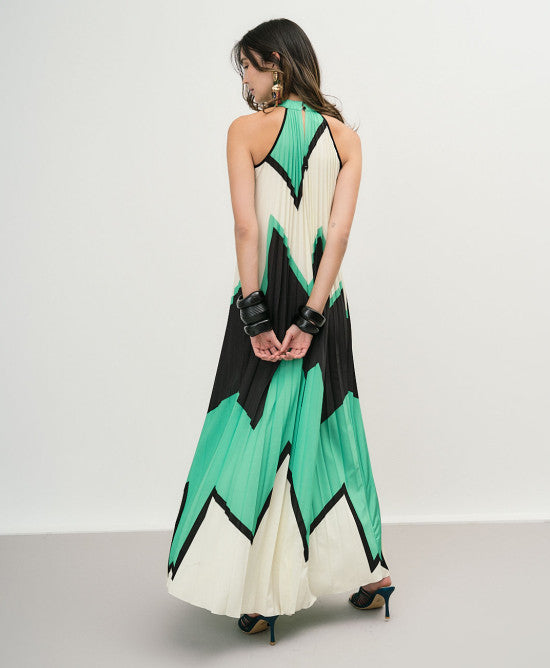 Vestido maxi plissado em jersey com decote halter e padrão geométrico tricolor da marca Access atrás