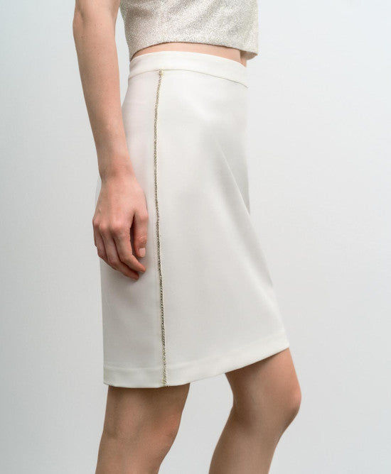 Mini saia branca com detalhes laterais cravejados de strass da marca Access 
