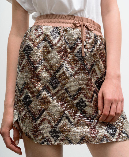 Mini saia com padrões étnicos bordados com lantejoulas da marca Access pormenor losangos nas lantejoulas castanhas e douradas