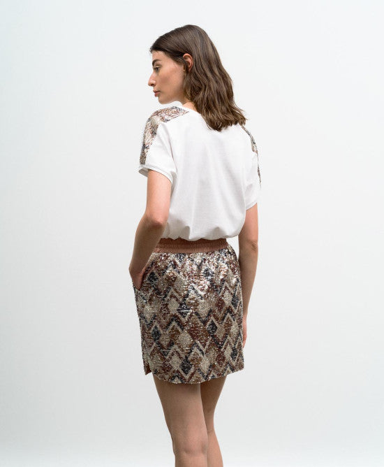 Mini saia com padrões étnicos bordados com lantejoulas da marca Access atrás 
