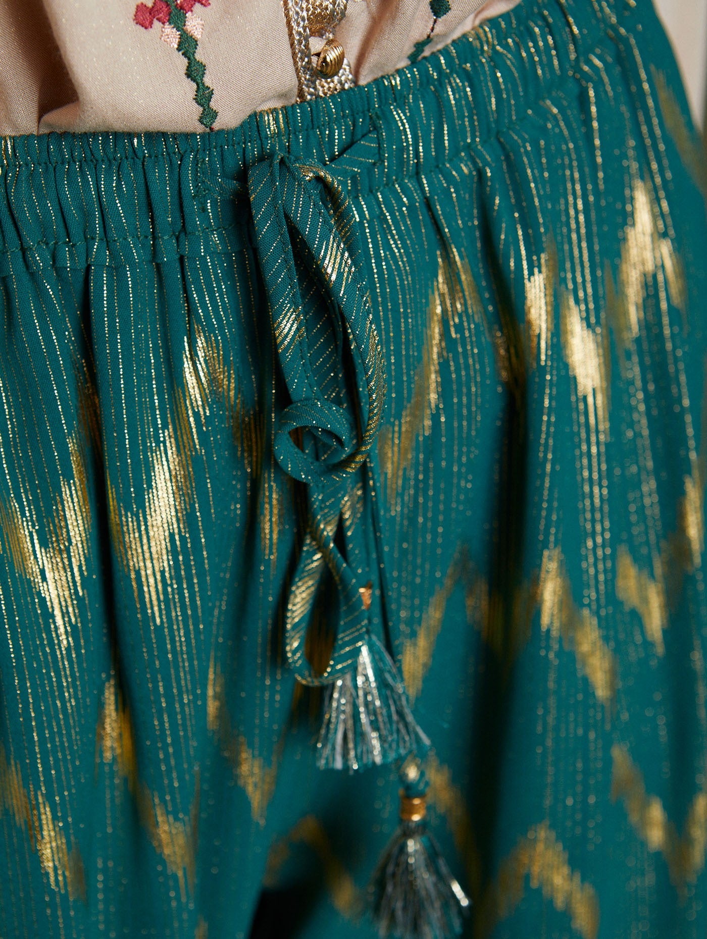 Calças Estampadas Ouro Tanzanna detalhe frente