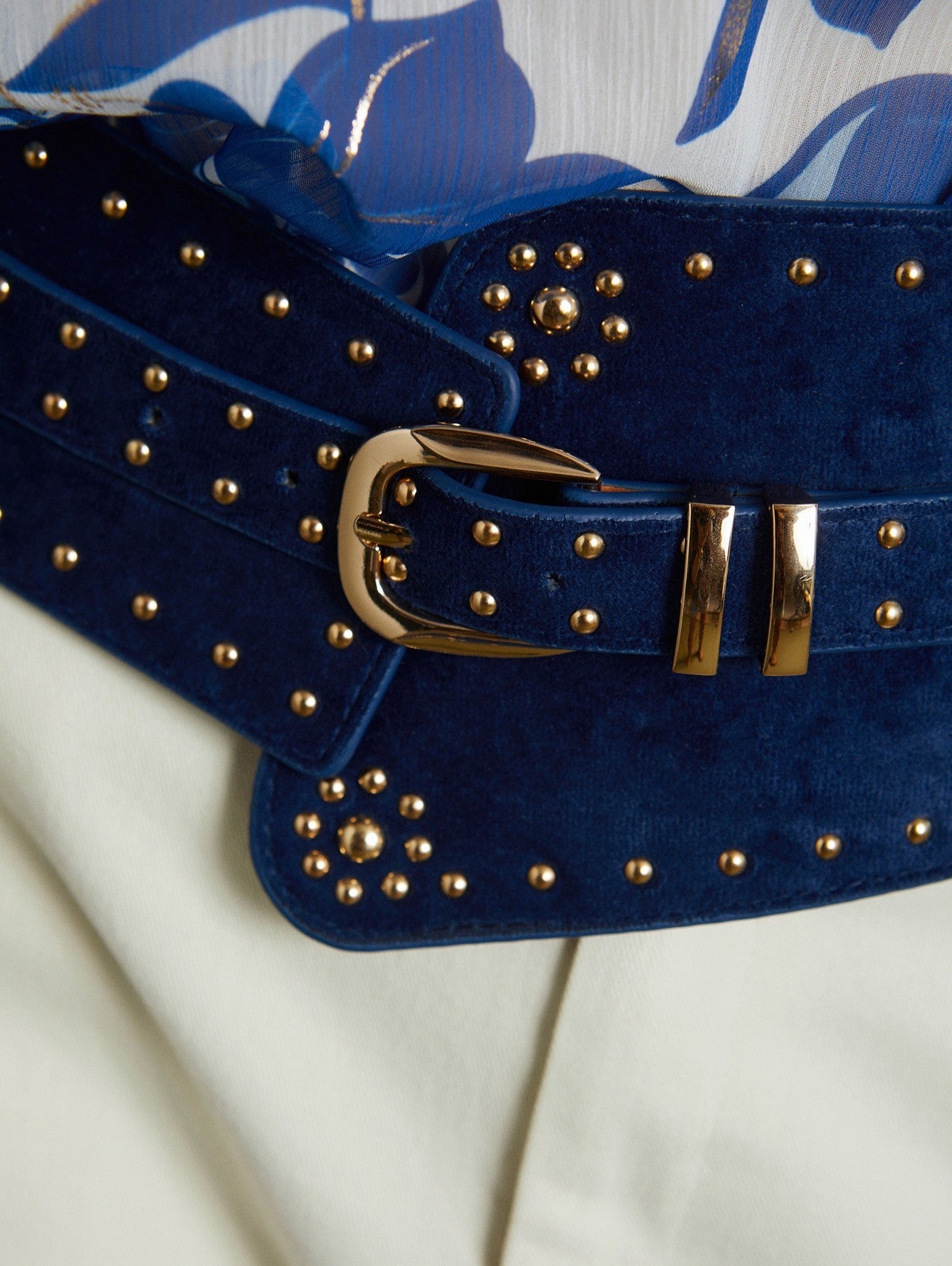 Cinto Azul Faixa Tachas Douradas by Meisie detalhe