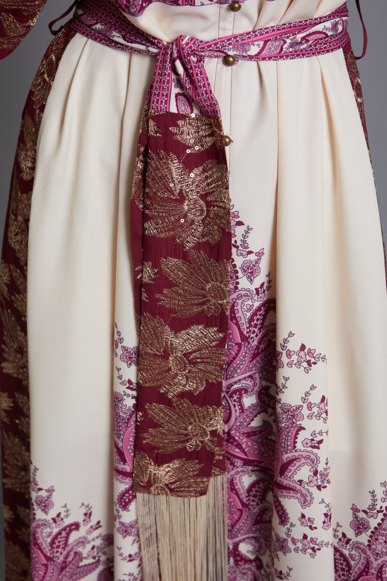 Kimono Bourdeaux by Meisie frente detalhe inferior