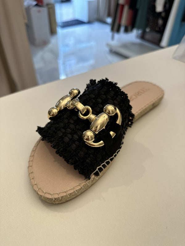 Sandálias rasas pretas com Acessório dourado da marca espanhola Marcarena