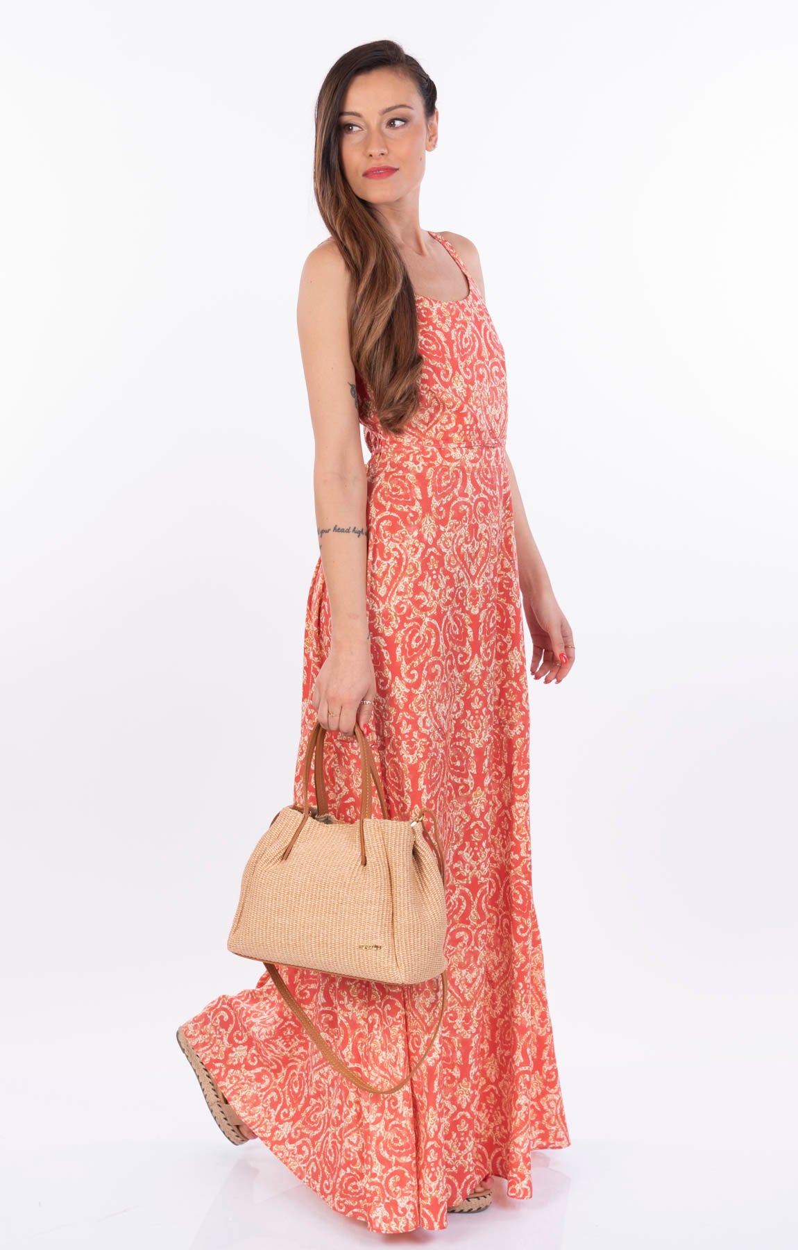 Vestido Longo em tecido batik estampado Frente  da marca Koralline e apresentado by Tanzanna. 