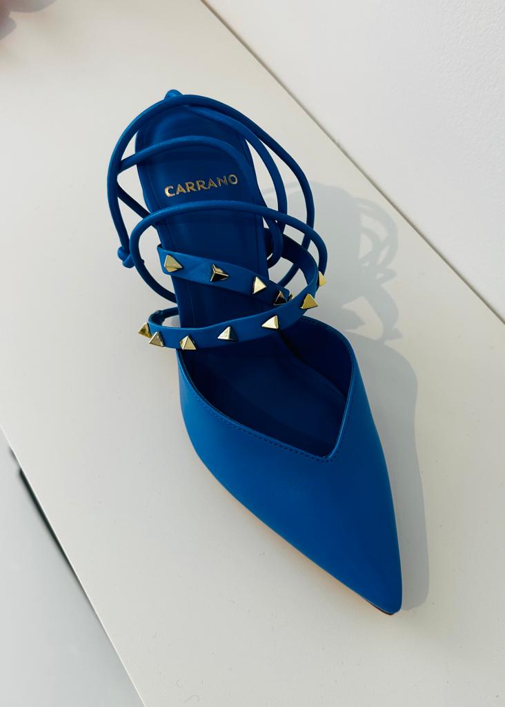 Sapato de salto scarpin lace-up com amarração no tornozelo da marca  Carrano frente em azul
