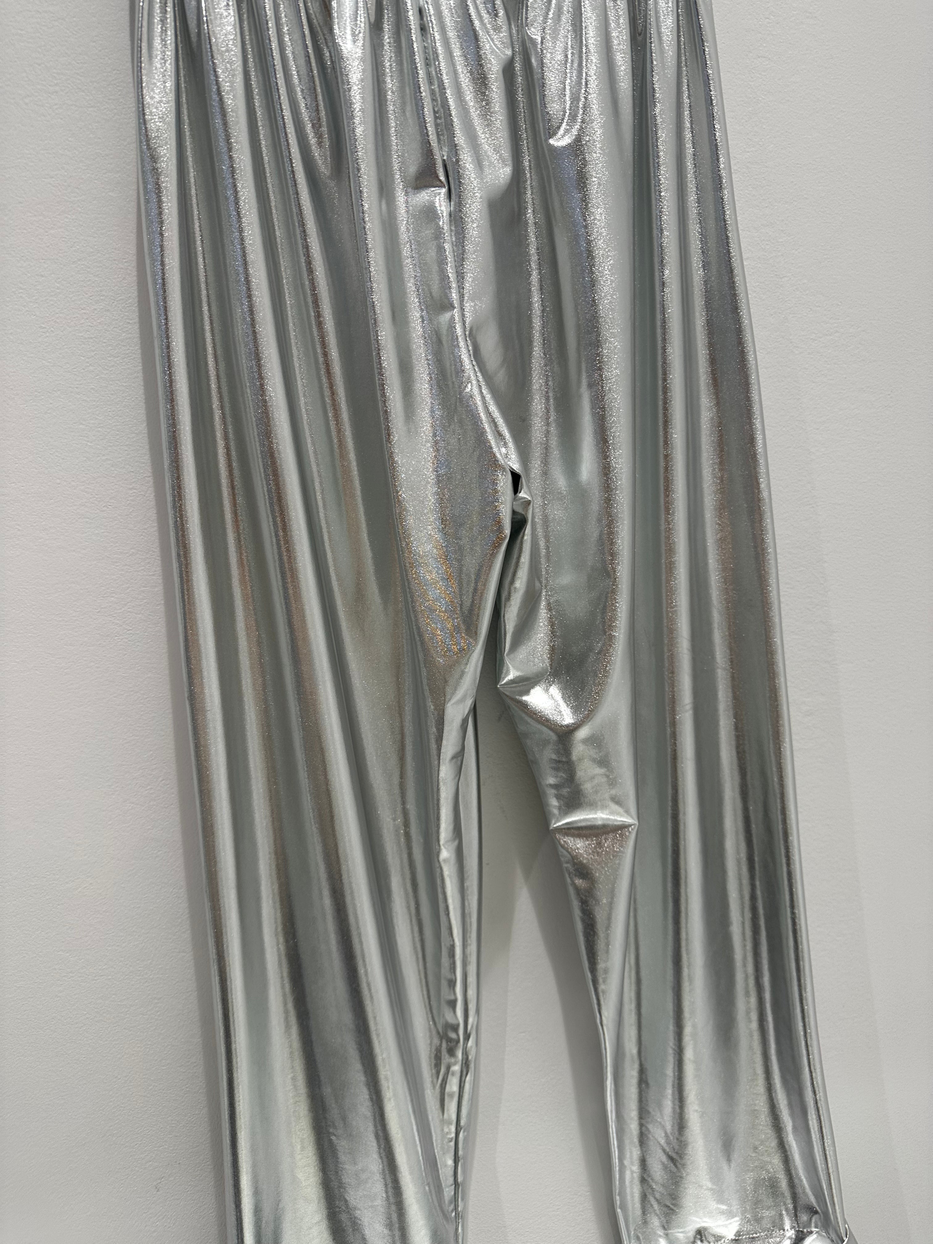 Calças metalizadas maleáveis com elástico à cintura apresentados by Tanzanna prata metalizado.