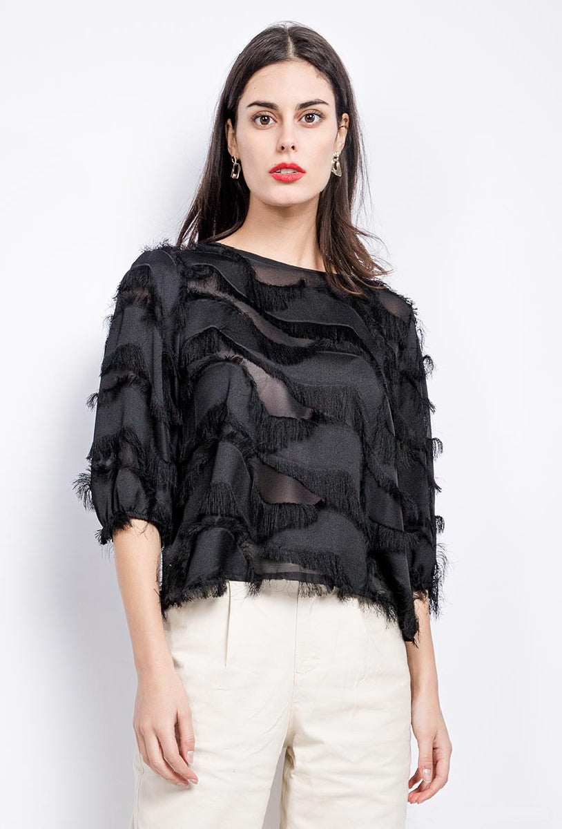 Blusa Preta Tufos look perfil